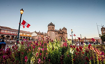 Plaza de Armas de Cusco con jardines y la Catedral en el centro historico