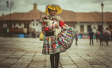 Cusco, Peru: vestimenta tipica andina en el centro historico