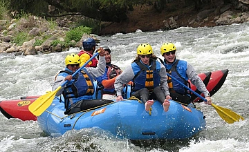 Canotaje en Cusco: rafting en río con equipo de seguridad y guia