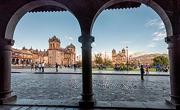 Cusco: Plaza de Armas y Catedral vistas desde los arcos del centro historico