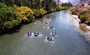 Canotaje en el Valle Sagrado, Cusco: botes en el río Urubamba en tour de aventur
