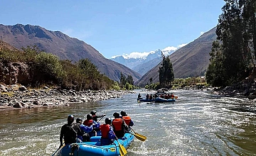 Tour de rafting en Cusco: navegación por el río con montañas andinas al fondo