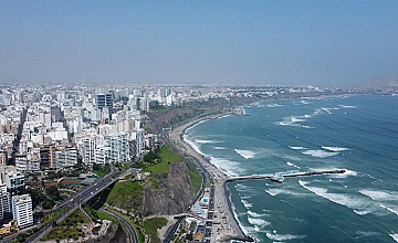 Malecón de Miraflores en Lima con vista al océano Pacífico (paseo en tour por Lima)