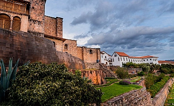 Qorikancha en Cusco, Peru: muros incas, convento y jardines del Templo del Sol