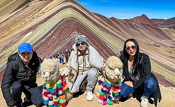 Tour a la Montaña Arcoíris en Cusco: foto de viajeros y alpacas en Vinicunca
