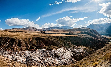 Panoramica de Maras en Cusco: salineras y paisaje del Valle Sagrado