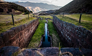 Canal inca en Tipon, Cusco: sistema de agua y terrazas del sitio arqueologico