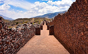 Pikillacta, Valle Sur de Cusco: corredor de piedra del sitio arqueológico