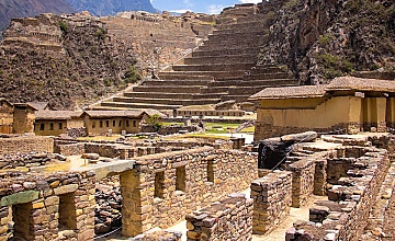 Complejo arqueológico de Ollantaytambo en el Valle Sagrado, con terrazas incas y muros de piedra bajo cielo despejado