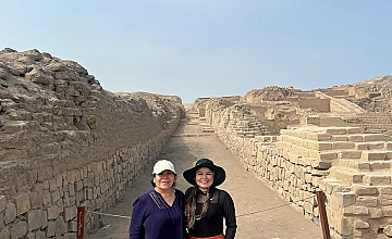 Pachacamac en Lima: viajeras durante el tour al sitio arqueologico