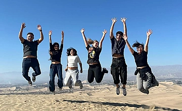 Viajeros en las dunas de Huacachina (Ica), aventura en el desierto”