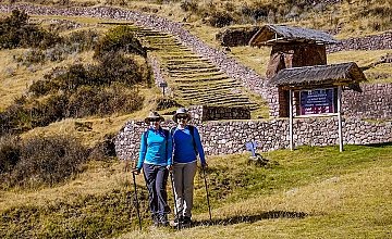 Trekking a Huchuy Qosqo desde el Valle Sagrado, Cusco: caminantes frente a terrazas incas y montañas