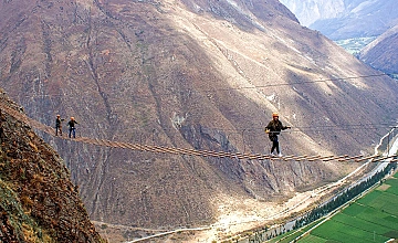Aventura en Cusco: cruce de puente colgante sobre el Valle Sagrado (tour en altura)