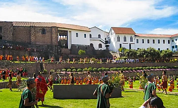 Inti Raymi en Cusco: ceremonia en la explanada con publico y danzantes