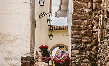 Callejón tradicional de Cusco con muros de piedra en el barrio San Blas