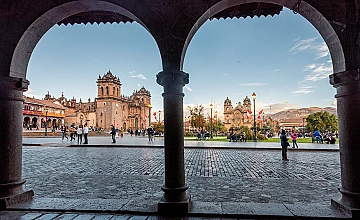 Cusco, Peru: Plaza de Armas y Catedral vistas desde los arcos coloniales