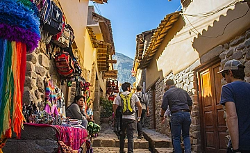 Calle artesanal en el Valle Sagrado, Cusco: puestos de textiles y souvenirs