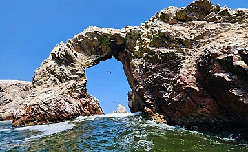 Arco natural y formaciones rocosas en el tour a Islas Ballestas (Paracas