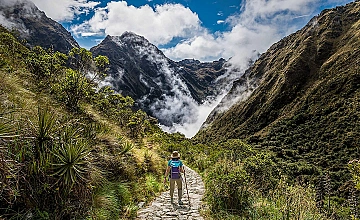 Trekking por el Camino Inca en Cusco: caminata entre montañas hacia Machu Picchu
