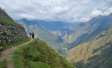 Camino Inca clásico, Cusco: sendero con vista al valle andino rumbo a Machu Picchu